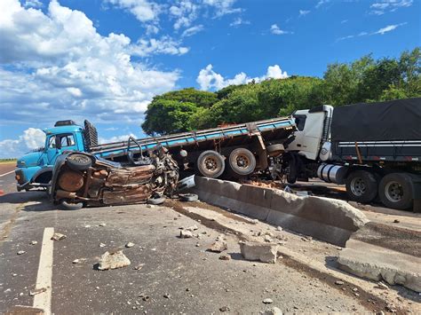 Acidente entre caminhões na Rodovia Raposo Tavares mata .